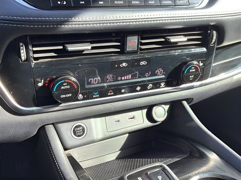 Used 2022 Nissan Rogue SL w/ SL Premium Package image 40