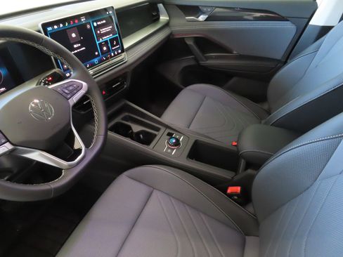 New 2025 Volkswagen Tiguan SE image 21