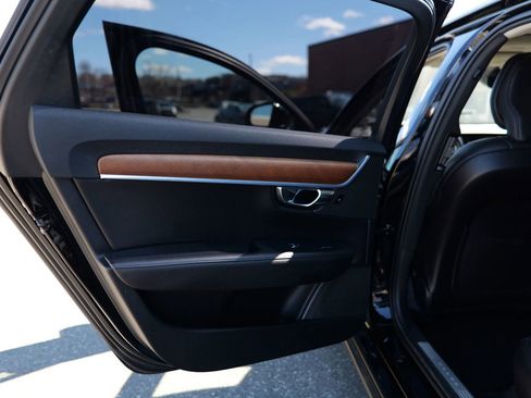 Used 2021 Volvo S90 T6 Momentum image 31