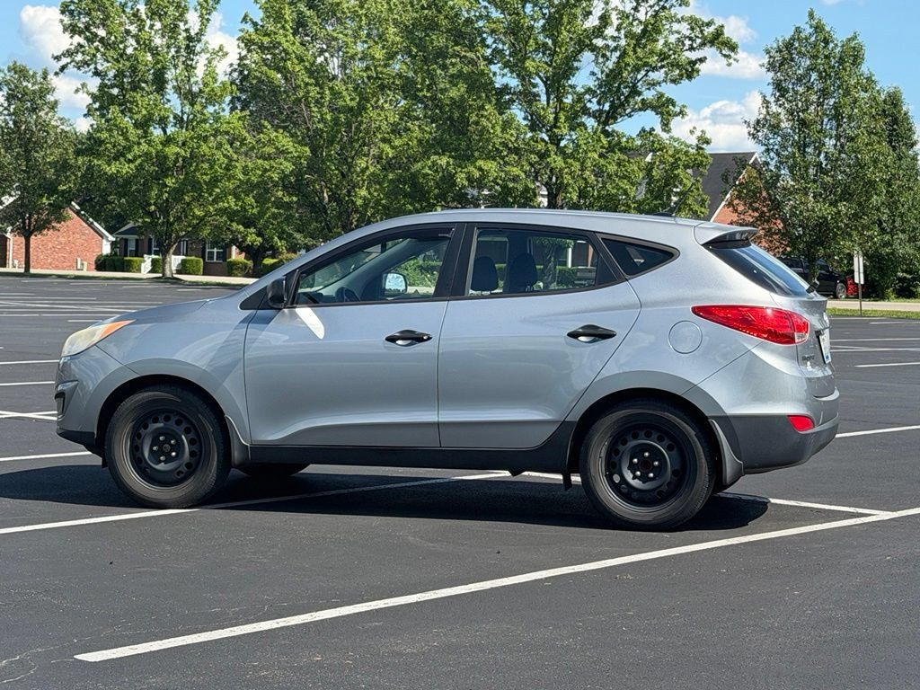 Used 2011 Hyundai Tucson GL FWD image 3