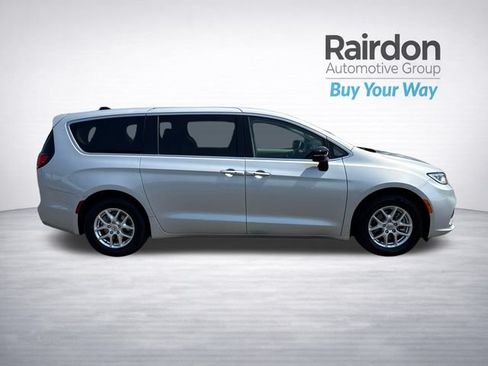 Used 2024 Chrysler Pacifica Touring-L FWD image 8