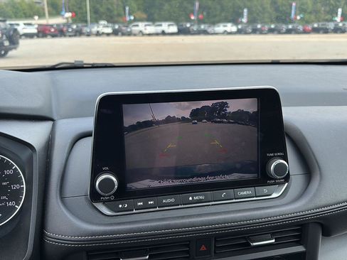 Used 2025 Nissan Rogue SV FWD image 9