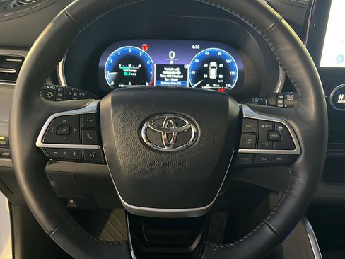 Used 2024 Toyota Highlander Limited image 21