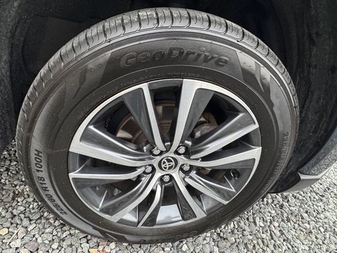 Used 2022 Toyota Venza LE image 28