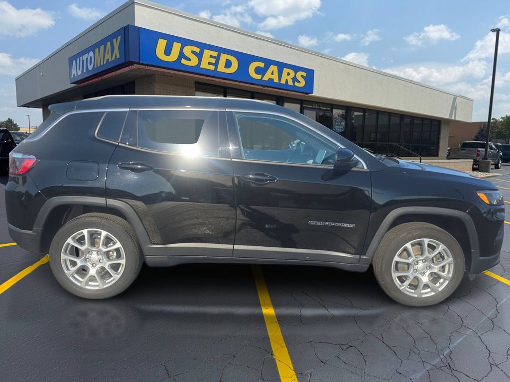 Used 2023 Jeep Compass Latitude AWD/4WD image 2