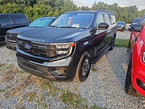 Used 2025 Ford Expedition Max Active AWD/4WD image 3