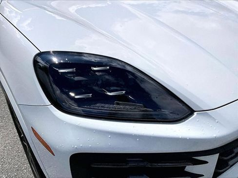 Used 2024 Porsche Cayenne AWD/4WD image 33