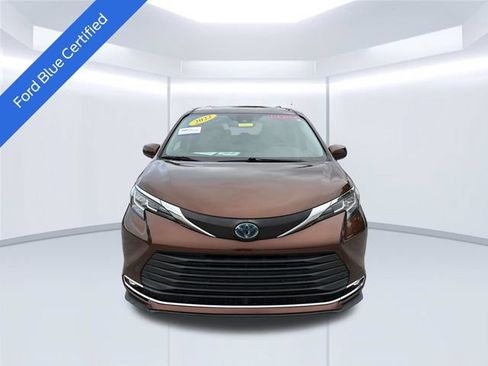 Used 2022 Toyota Sienna XLE FWD image 2