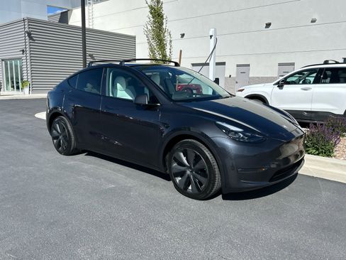 Used 2024 Tesla Model Y Long Range AWD/4WD image 1
