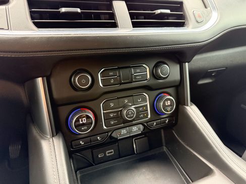 Used 2022 Chevrolet Suburban LT RWD image 18