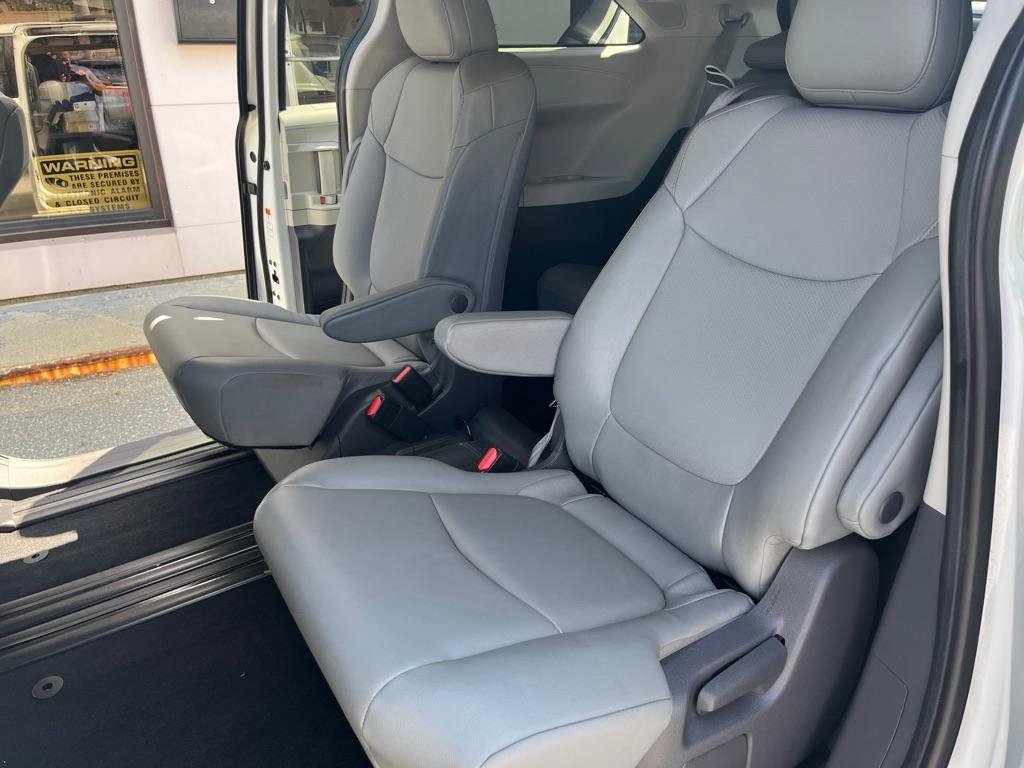 Used 2021 Toyota Sienna XLE w/ XLE Plus Package FWD image 21