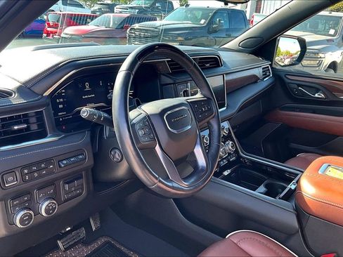 Used 2023 GMC Yukon XL Denali Ultimate AWD/4WD image 10