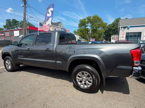 Used 2017 Toyota Tacoma SR5 w/ Tow Package AWD/4WD image 6