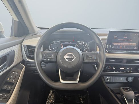 Used 2023 Nissan Rogue SV image 12