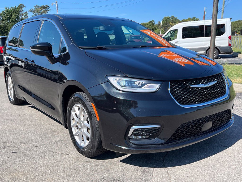 Used 2024 Chrysler Pacifica Touring FWD image 2