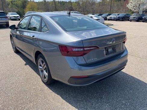 Used 2024 Volkswagen Jetta SE FWD image 3