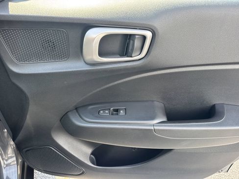 Used 2025 Hyundai Venue SE FWD image 14