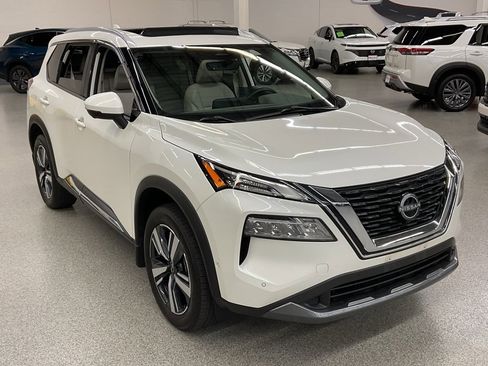 Used 2023 Nissan Rogue SL w/ SL Premium Package image 3