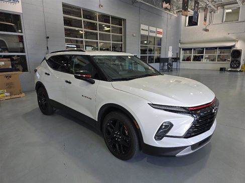 Used 2023 Chevrolet Blazer LT image 3
