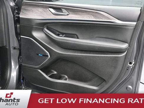 Used 2023 Jeep Grand Cherokee Overland AWD/4WD image 10