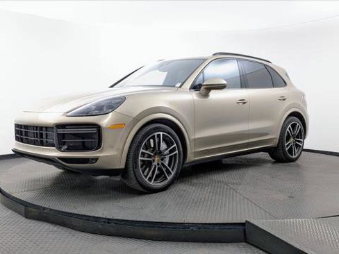 Used 2019 Porsche Cayenne Turbo w/ Premium Plus Package AWD/4WD image 2