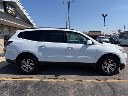 Used 2017 Chevrolet Traverse LT image 2