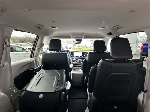 Used 2023 Chrysler Pacifica Touring-L FWD image 18