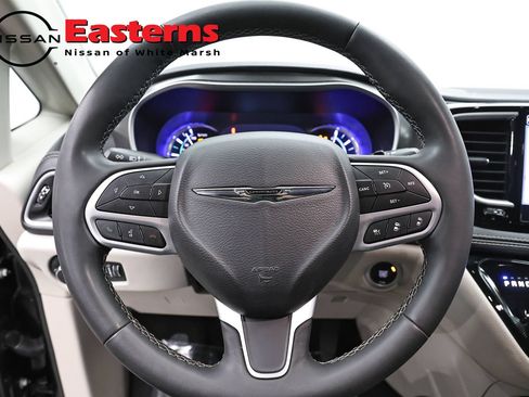 Used 2023 Chrysler Pacifica Touring-L FWD image 10