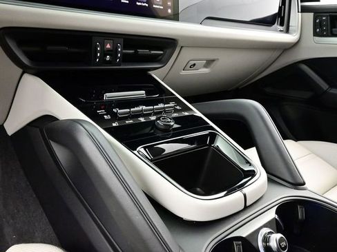 Certified 2024 Porsche Cayenne Coupe AWD/4WD image 11