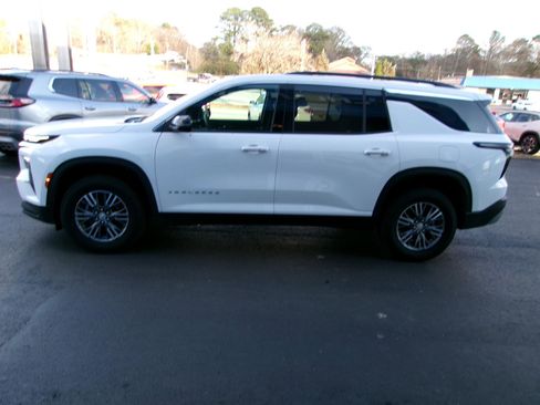 Used 2025 Chevrolet Traverse LT image 6