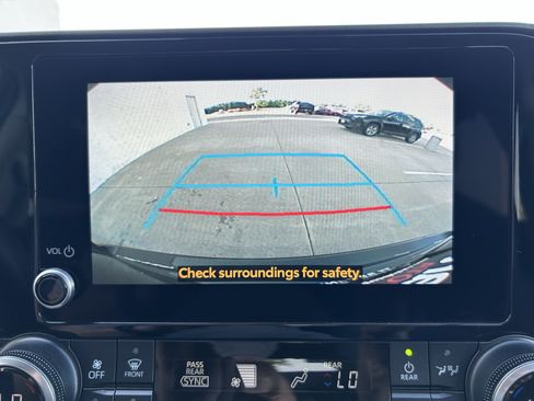 Used 2023 Toyota Highlander XLE AWD/4WD image 31