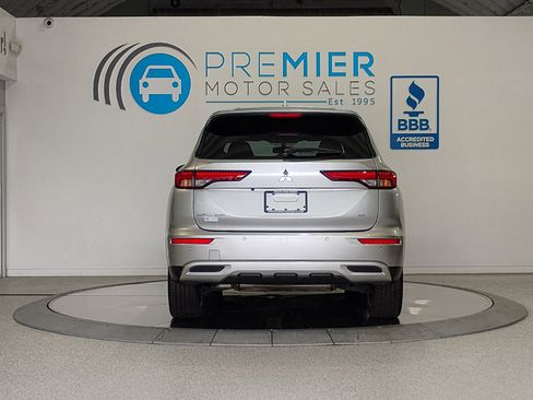Used 2023 Mitsubishi Outlander SE image 41