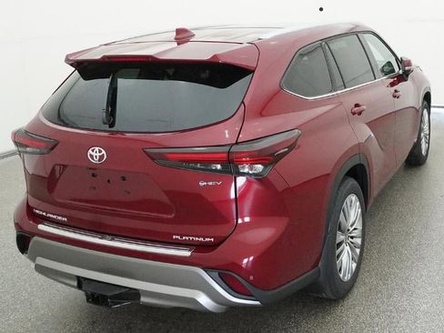 New 2026 Toyota Highlander Platinum image 8