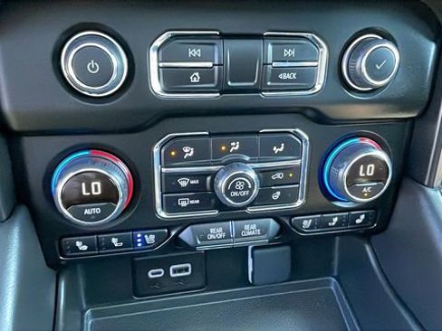 Used 2024 Chevrolet Suburban High Country w/ Advanced Technology Package image 17