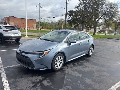 Used 2025 Toyota Corolla LE FWD image 2