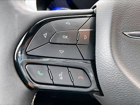 Used 2025 Chrysler Pacifica Limited FWD image 16