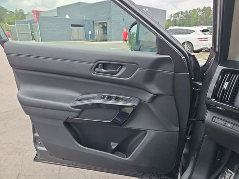 Used 2024 Nissan Pathfinder SV FWD image 30