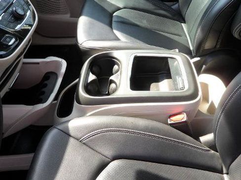 Used 2024 Chrysler Pacifica Touring-L FWD image 20