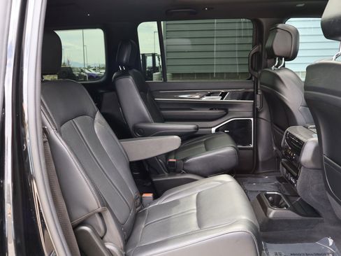 Used 2022 Jeep Wagoneer Series III w/ Premium Group I AWD/4WD image 29