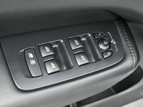 Used 2023 Volvo XC60 B5 Plus FWD image 4