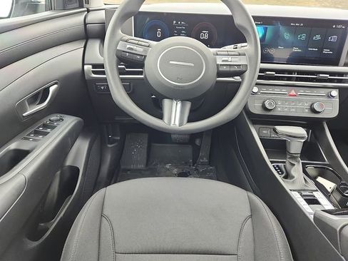 Certified 2025 Hyundai Tucson SE image 9