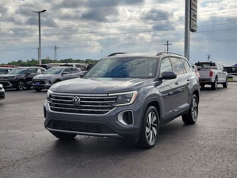 Used 2025 Volkswagen Atlas SE AWD/4WD image 2