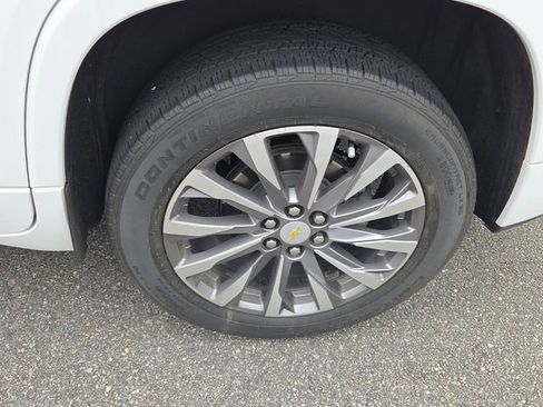 Used 2023 Chevrolet Traverse Premier FWD image 17