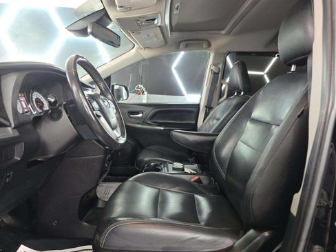 Used 2018 Toyota Sienna SE w/ SE Preferred Package FWD image 6