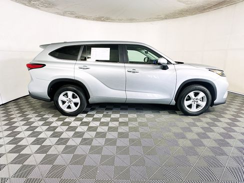 Used 2023 Toyota Highlander L FWD image 2