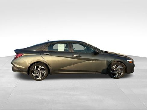 Used 2025 Hyundai Elantra Sport FWD image 4