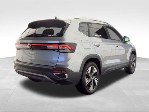 Used 2025 Volkswagen Taos SE AWD/4WD image 5