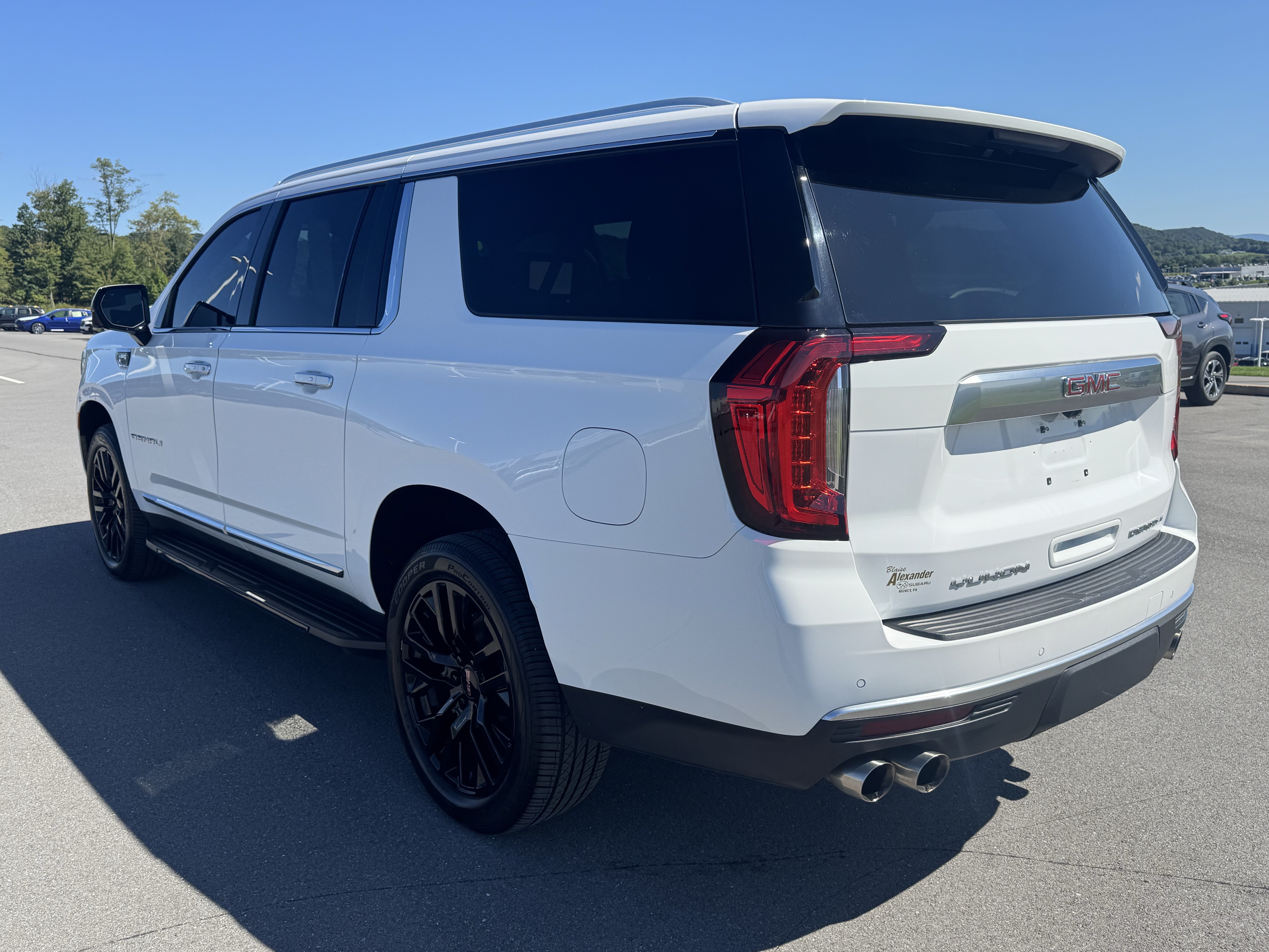Used 2023 GMC Yukon XL Denali AWD/4WD image 6