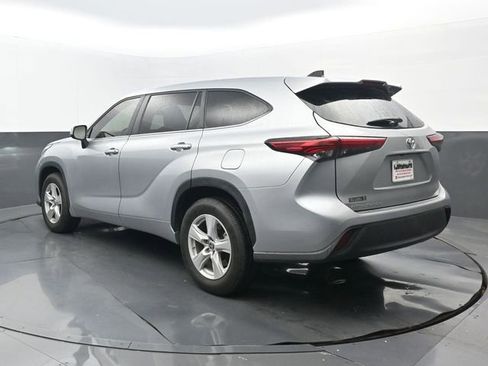 Used 2023 Toyota Highlander L FWD image 3