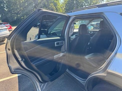 Used 2021 Ford Explorer XLT w/ Equipment Group 202A RWD image 14